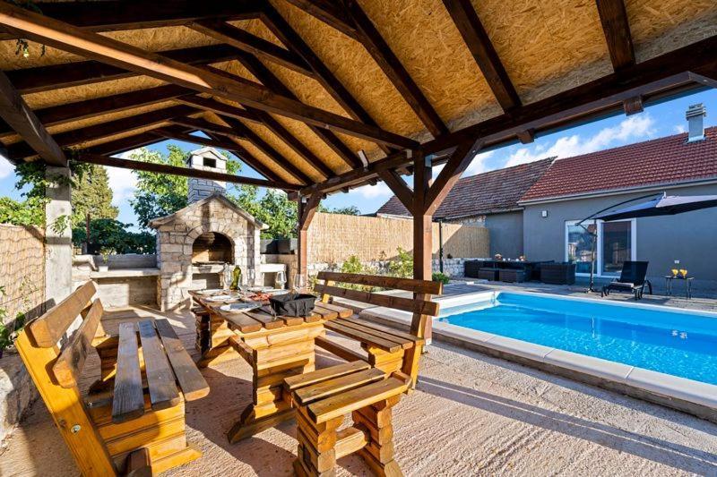 Olive Tree House With Jacuzzi, Wifi And 40M2 Pool Villa Siritovci Exterior foto